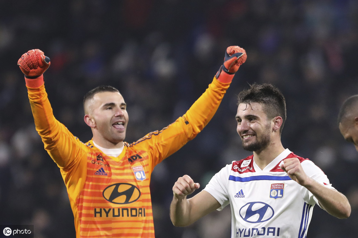 莱比锡红牛鏖战日本，范戴克扛起全队