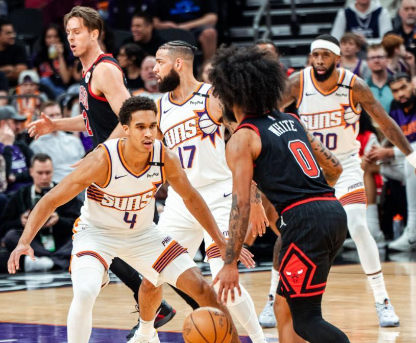 猛龙力克广东队，布克统治全场