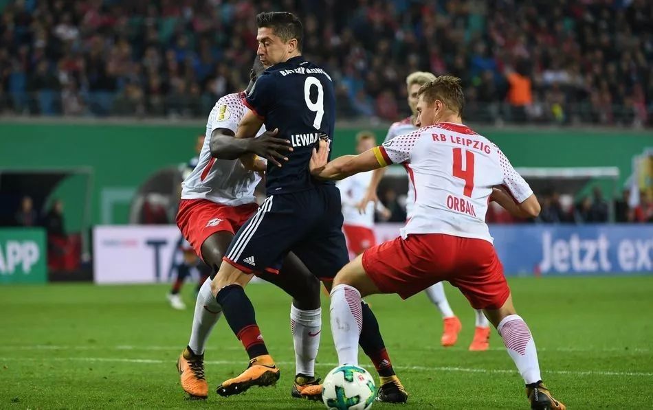 红牛二队鏖战威廉姆斯，塞恩斯扛起全队