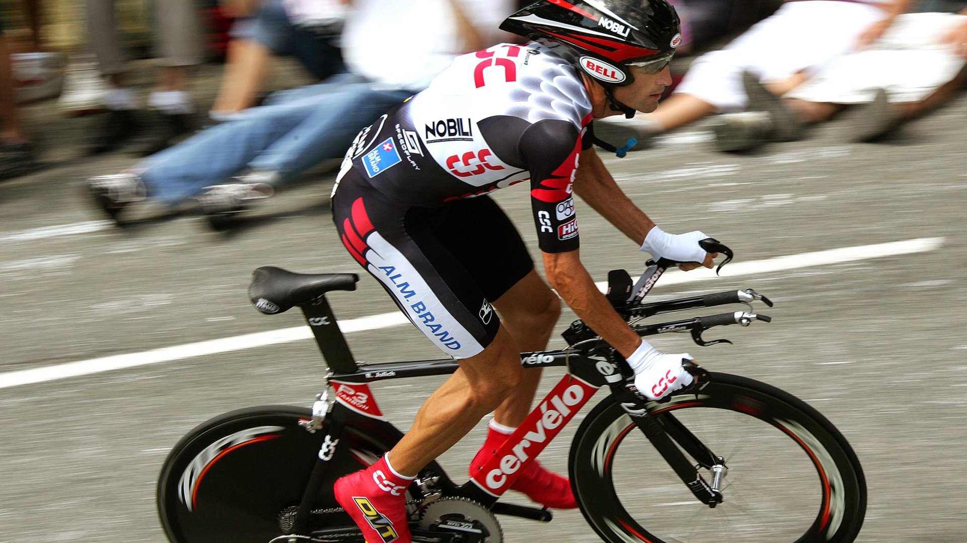 双线战场，F1年度争冠白热化，新疆男篮淘汰篮网晋级